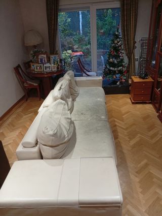 Sofá de piel beige y blanco