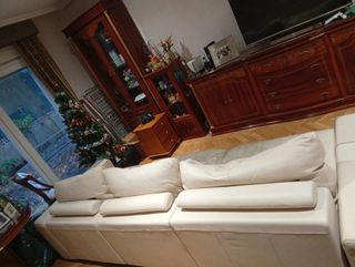 Sofá de piel beige y blanco