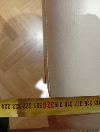 Sofá de piel beige y blanco