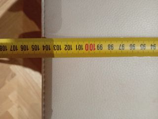 Sofá de piel beige y blanco