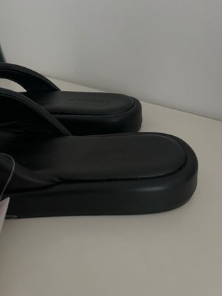 Sandalias dedo Primark negras talla 40