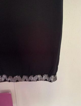 Vestido negro con detalles plateados