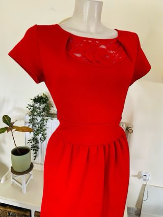 Vestido rojo elegante con encaje