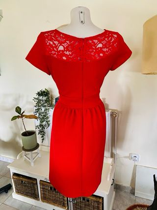 Vestido rojo elegante con encaje