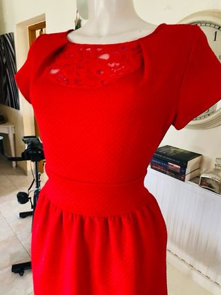 Vestido rojo elegante con encaje