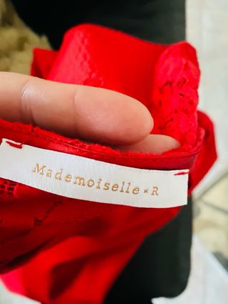 Vestido rojo elegante con encaje