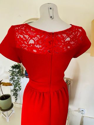 Vestido rojo elegante con encaje
