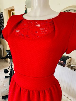 Vestido rojo elegante con encaje