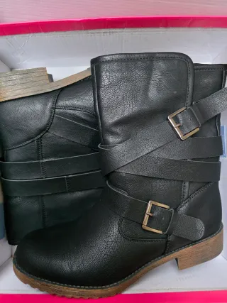 Stivali neri con cinture e fibbie