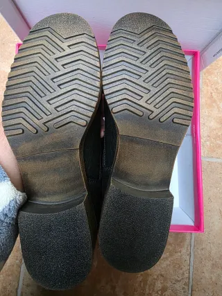 Stivali neri con cinture e fibbie