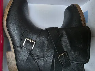 Stivali neri con cinture e fibbie