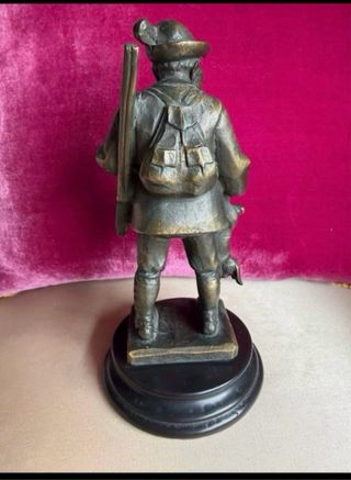 Figura bronce cazador con presa