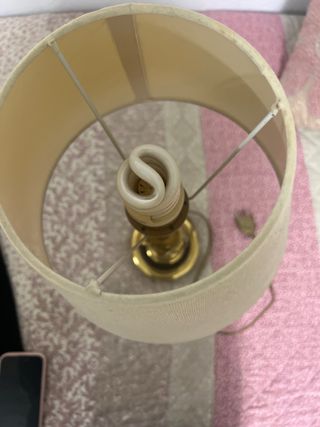 Lámpara de mesa dorada y beige