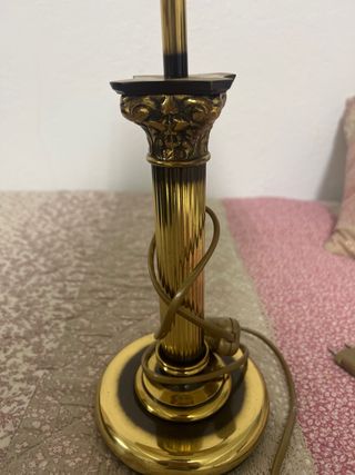 Lámpara de mesa dorada y beige