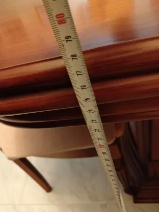 Mesa de salón de madera