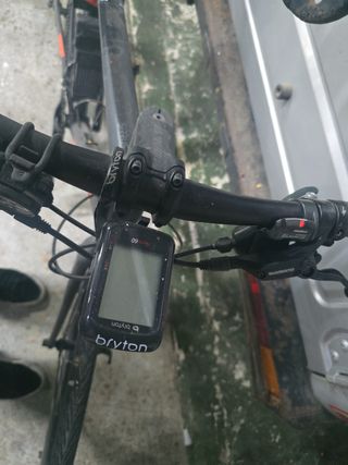 Bicicleta Specialized nera e arancione