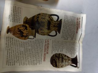 Jarrón de cerámica antiguo con figuras