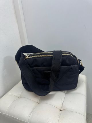 Bolso negro acolchado con cremalleras doradas