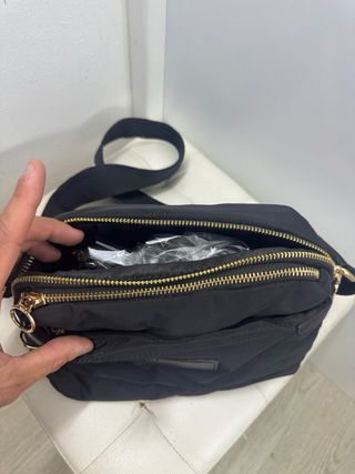 Bolso negro acolchado con cremalleras doradas