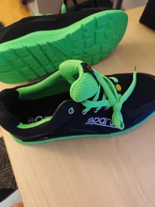 Zapatillas de seguridad Sparco negras y verdes.
