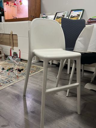 SSilla alta blanca de plástico
