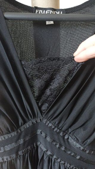 Vestido negro corto sin mangas