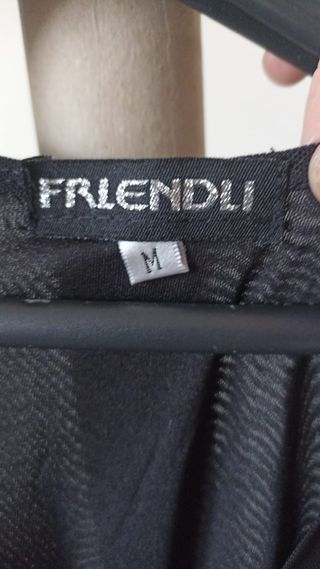 Vestido negro corto sin mangas