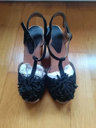 Cuñas negras y beige con cuña de esparto