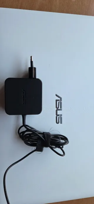 Ordenador portátil 17 pulgadas, cargador y funda