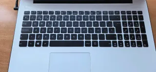 Ordenador portátil 17 pulgadas, cargador y funda