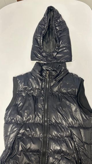 Chaleco acolchado con capucha que se puede quitar