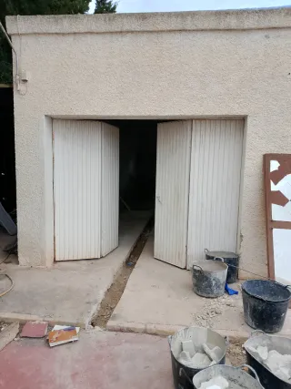 Puerta de garaje abatible