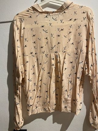 Camisa rosa claro con estampado de pájaros negros