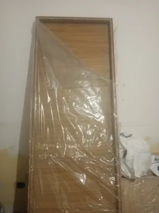 Puerta de madera con manija de acero inoxidable