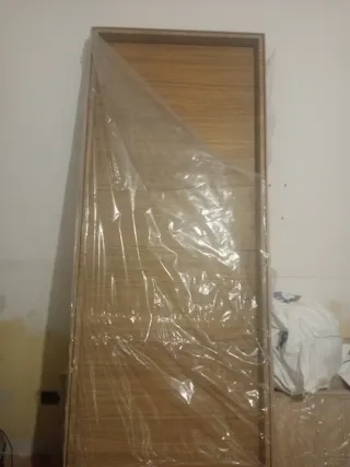 Puerta de madera con manija de acero inoxidable