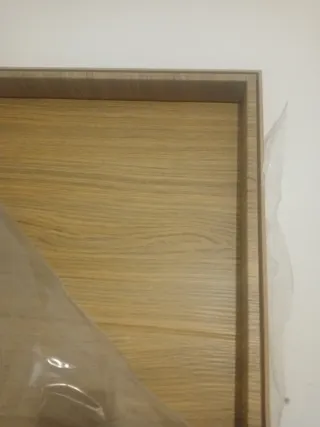 Puerta de madera con manija de acero inoxidable