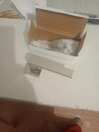 Puerta de madera con manija de acero inoxidable