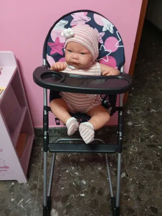 Muñeco bebé con trona
