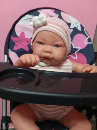 Muñeco bebé con trona