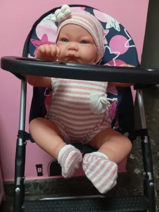 Muñeco bebé con trona