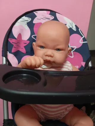 Muñeco bebé con trona