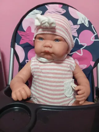 Muñeco bebé con trona