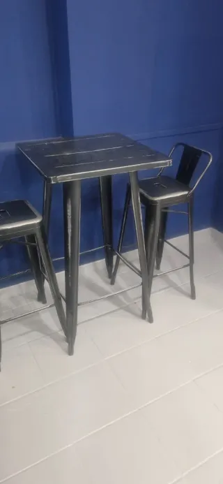 Mesa alta y 2 taburetes de metal