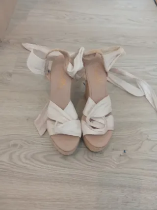 Sandalias cuña blancas atadas
