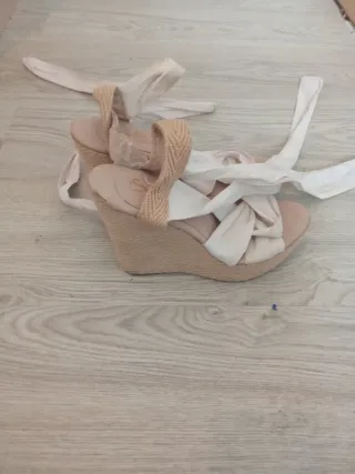 Sandalias cuña blancas atadas