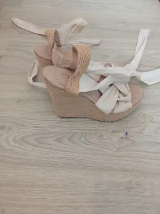 Sandalias cuña blancas atadas