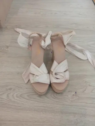 Sandalias cuña blancas atadas