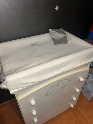 Cuna y cómoda con bañera integrada marca MICUNA