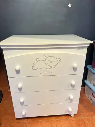 Cuna y cómoda con bañera integrada marca MICUNA