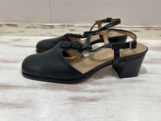 Zapatos negros de tacón con flores